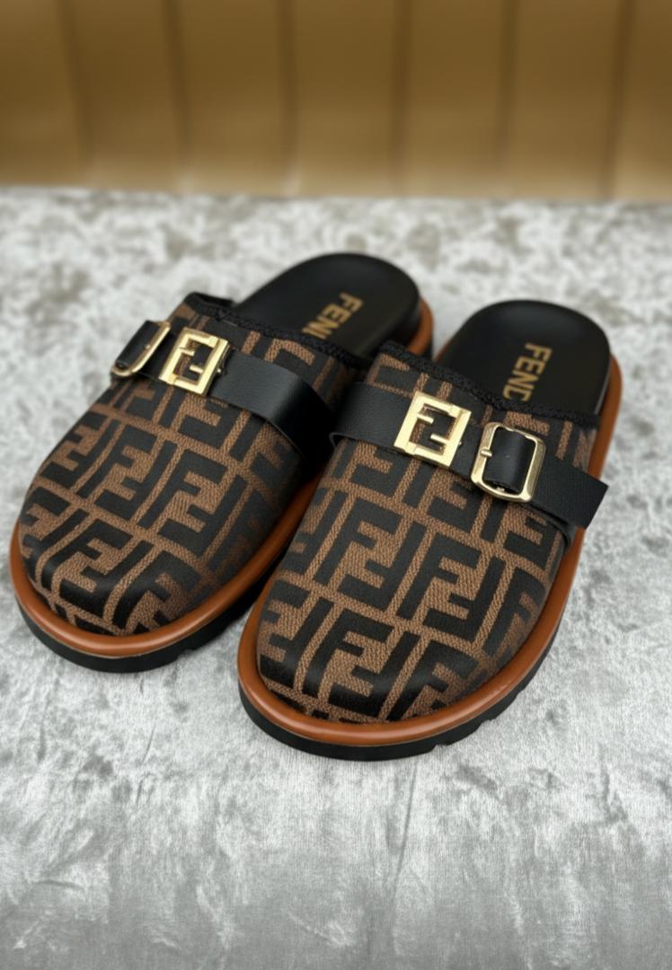 mules FENDI iconiques