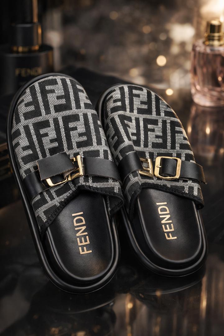 mules FENDI iconiques